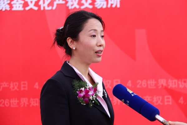 图4  艺术学院党委书记张捷接受南京市电视台采访